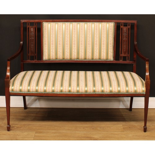 116 - An Edwardian mahogany sofa, 93cm high, 124cm wide, the seat 116cm wide and 46cm deep