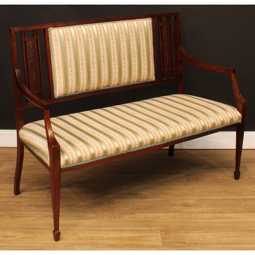 116 - An Edwardian mahogany sofa, 93cm high, 124cm wide, the seat 116cm wide and 46cm deep