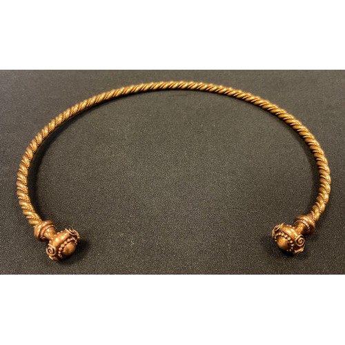 360 - A late 19th/early 20th century gold coloured metal torque necklace, unmarked, 14.5cm wide