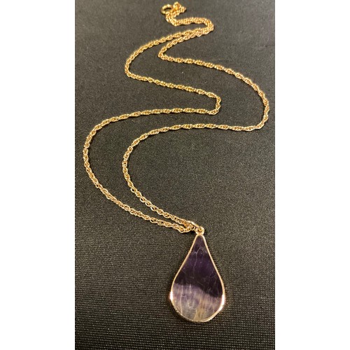 362 - A blue john pendant necklace, 9ct gold mount and fancy link chain, Sheffield 1996, 50cm long, 6.6g g... 