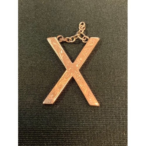 366 - A 9ct gold X pendant, chased with scrolls, 2.2g gross