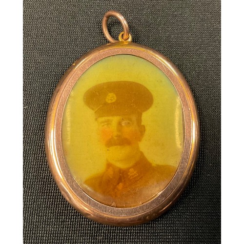 379 - A 9ct gold portrait pendant, soldier in uniform, dated 1918, stamped 9ct gold, 7.5g gross