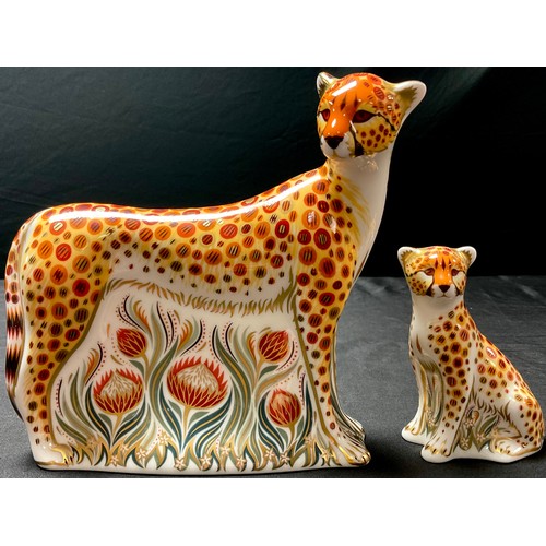 9 - A pair of Royal Crown Derby paperweights, Cheetah and Cheetah Cub, Goviers exclusive commission, lim... 