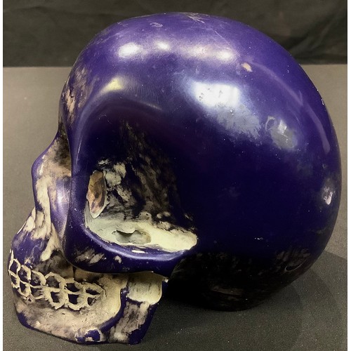 30 - Memento Mori - a contemporary model of a human skull, approx. 11cm long