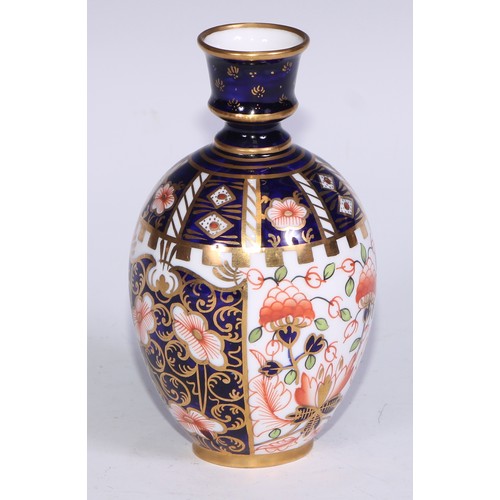 621 - A Royal Crown Derby 6299 pattern Imari fluted ovoid vase, 15cm high, printed mark; vases, similar (3... 