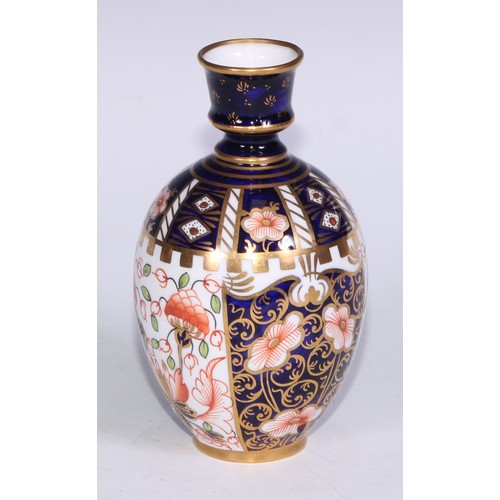 621 - A Royal Crown Derby 6299 pattern Imari fluted ovoid vase, 15cm high, printed mark; vases, similar (3... 