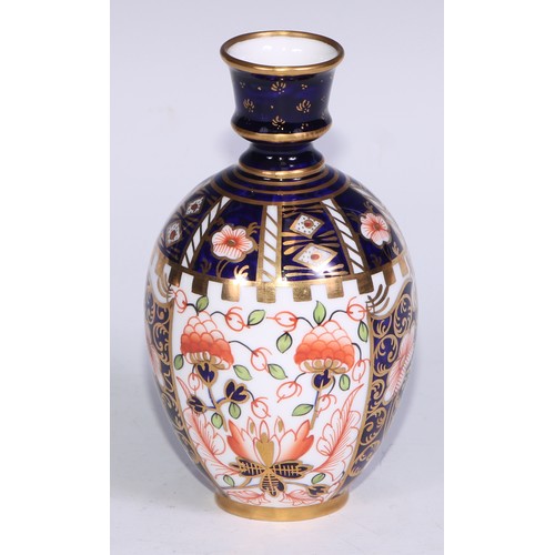 621 - A Royal Crown Derby 6299 pattern Imari fluted ovoid vase, 15cm high, printed mark; vases, similar (3... 