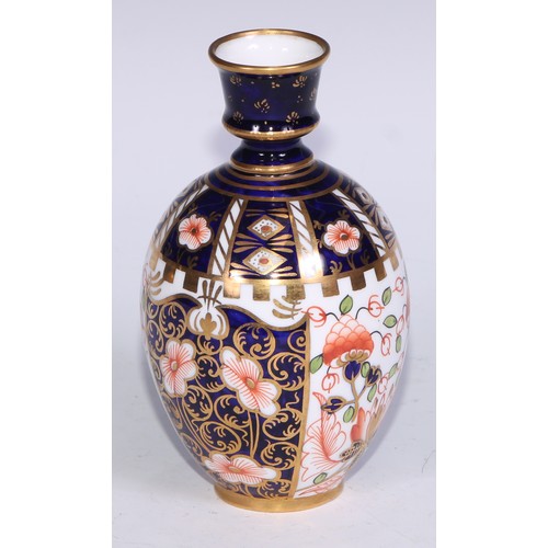 621 - A Royal Crown Derby 6299 pattern Imari fluted ovoid vase, 15cm high, printed mark; vases, similar (3... 