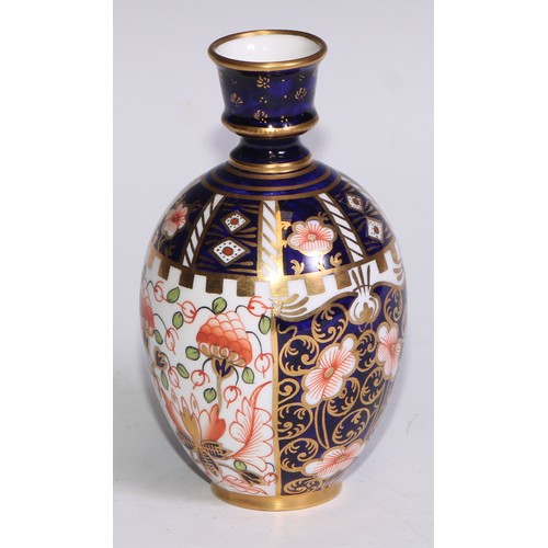 621 - A Royal Crown Derby 6299 pattern Imari fluted ovoid vase, 15cm high, printed mark; vases, similar (3... 