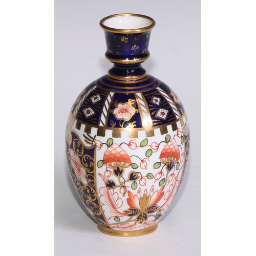 621 - A Royal Crown Derby 6299 pattern Imari fluted ovoid vase, 15cm high, printed mark; vases, similar (3... 