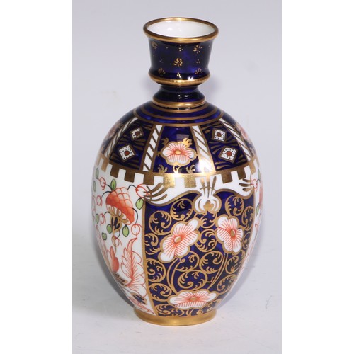 621 - A Royal Crown Derby 6299 pattern Imari fluted ovoid vase, 15cm high, printed mark; vases, similar (3... 