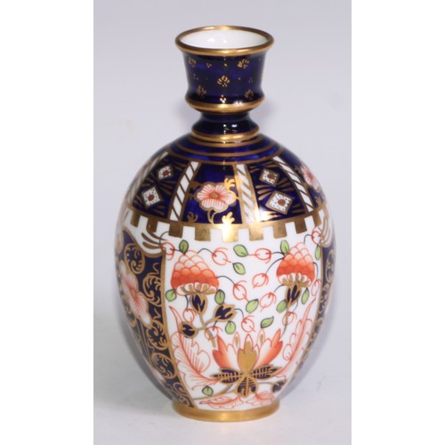 621 - A Royal Crown Derby 6299 pattern Imari fluted ovoid vase, 15cm high, printed mark; vases, similar (3... 