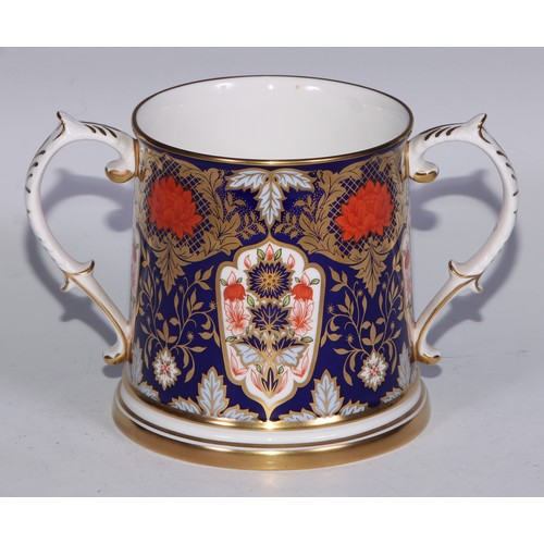 578 - A Lynton Porcelain Company Hamilton Imari loving cup, 11.5cm high; another, smaller, 7cm high; a pai... 