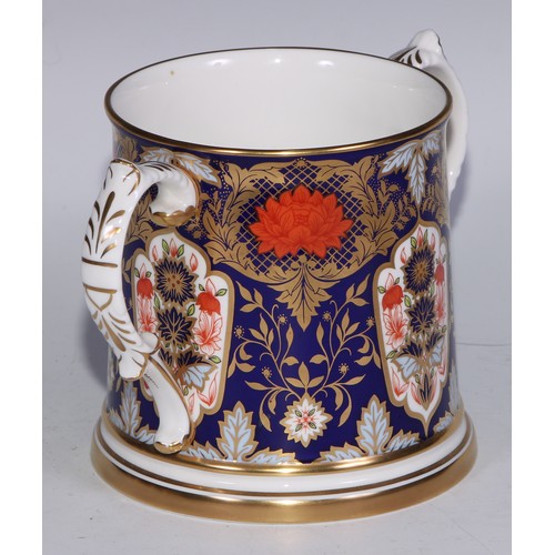 578 - A Lynton Porcelain Company Hamilton Imari loving cup, 11.5cm high; another, smaller, 7cm high; a pai... 