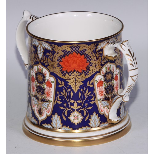 578 - A Lynton Porcelain Company Hamilton Imari loving cup, 11.5cm high; another, smaller, 7cm high; a pai... 