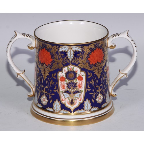 578 - A Lynton Porcelain Company Hamilton Imari loving cup, 11.5cm high; another, smaller, 7cm high; a pai... 