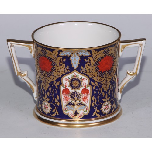 578 - A Lynton Porcelain Company Hamilton Imari loving cup, 11.5cm high; another, smaller, 7cm high; a pai... 