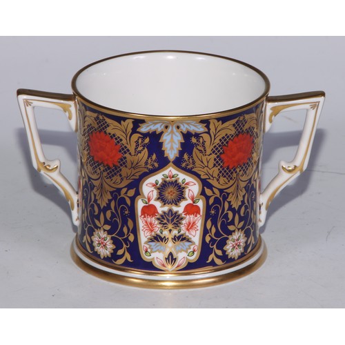 578 - A Lynton Porcelain Company Hamilton Imari loving cup, 11.5cm high; another, smaller, 7cm high; a pai... 