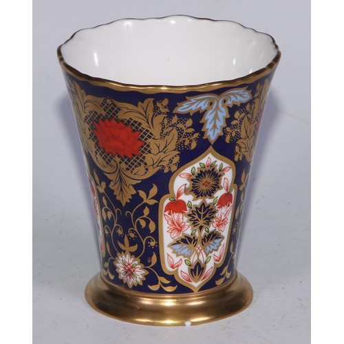 578 - A Lynton Porcelain Company Hamilton Imari loving cup, 11.5cm high; another, smaller, 7cm high; a pai... 