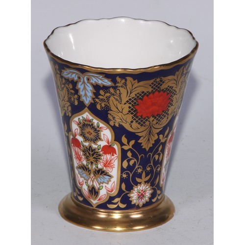 578 - A Lynton Porcelain Company Hamilton Imari loving cup, 11.5cm high; another, smaller, 7cm high; a pai... 