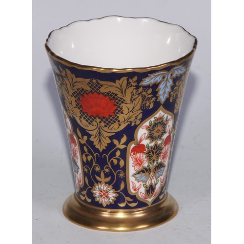 578 - A Lynton Porcelain Company Hamilton Imari loving cup, 11.5cm high; another, smaller, 7cm high; a pai... 