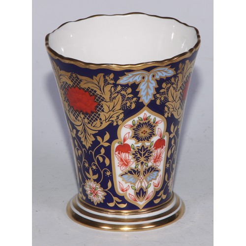 578 - A Lynton Porcelain Company Hamilton Imari loving cup, 11.5cm high; another, smaller, 7cm high; a pai... 