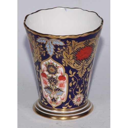 578 - A Lynton Porcelain Company Hamilton Imari loving cup, 11.5cm high; another, smaller, 7cm high; a pai... 