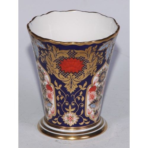 578 - A Lynton Porcelain Company Hamilton Imari loving cup, 11.5cm high; another, smaller, 7cm high; a pai... 