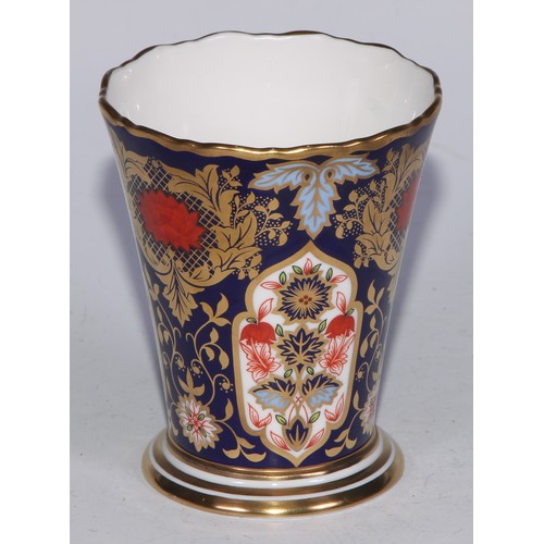 578 - A Lynton Porcelain Company Hamilton Imari loving cup, 11.5cm high; another, smaller, 7cm high; a pai... 