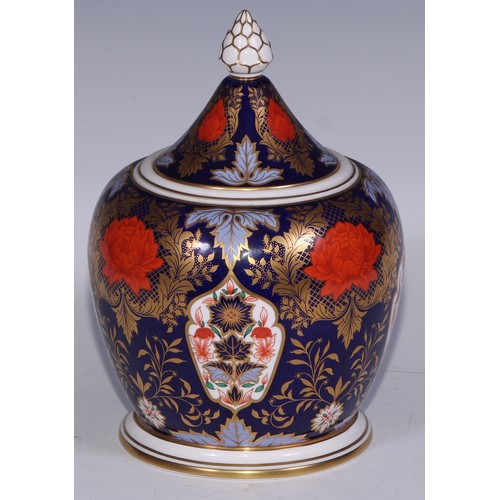 579 - A Lynton Porcelain Company Hamilton Imari ovoid jar and cover, pine cone finial, 23cm high, printed ... 