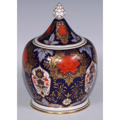 579 - A Lynton Porcelain Company Hamilton Imari ovoid jar and cover, pine cone finial, 23cm high, printed ... 