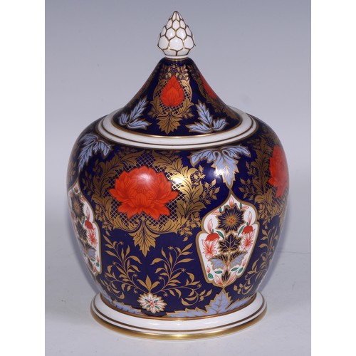 579 - A Lynton Porcelain Company Hamilton Imari ovoid jar and cover, pine cone finial, 23cm high, printed ... 