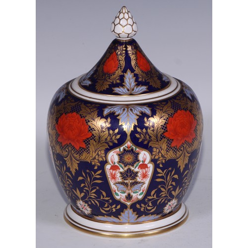 579 - A Lynton Porcelain Company Hamilton Imari ovoid jar and cover, pine cone finial, 23cm high, printed ... 