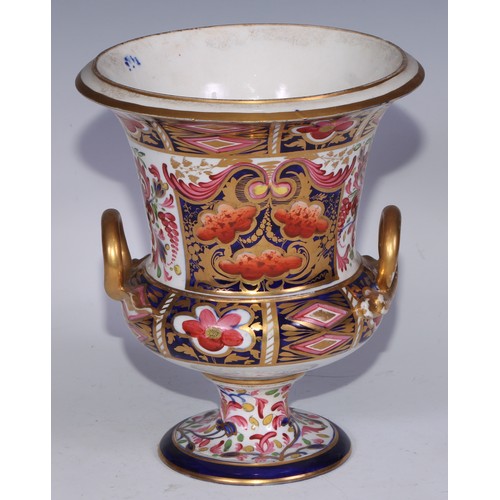 700 - A garniture of three Derby campana vases, painted in the Imari palette, the largest 20.5cm high, red... 