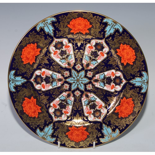 577 - A Lynton Porcelain Company Hamilton Imari dinner plate, 27.5cm diam; Royal Crown Derby royal commemo... 