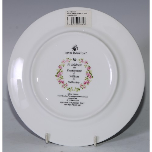 577 - A Lynton Porcelain Company Hamilton Imari dinner plate, 27.5cm diam; Royal Crown Derby royal commemo... 