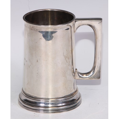 21 - A Victorian silver beer mug, quite plain, angular handle, clear glass base, skirted foot, 14cm high,... 