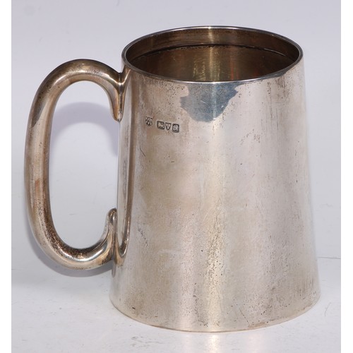 11 - A George V silver spreading cylindrical mug, quite plain, gilt interior, 11.5cm high, Chester 1917, ... 