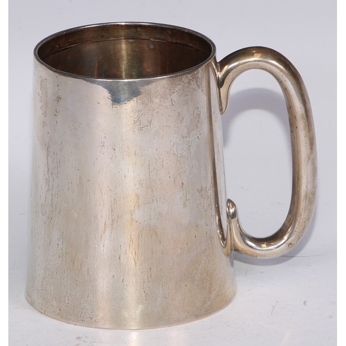 11 - A George V silver spreading cylindrical mug, quite plain, gilt interior, 11.5cm high, Chester 1917, ... 