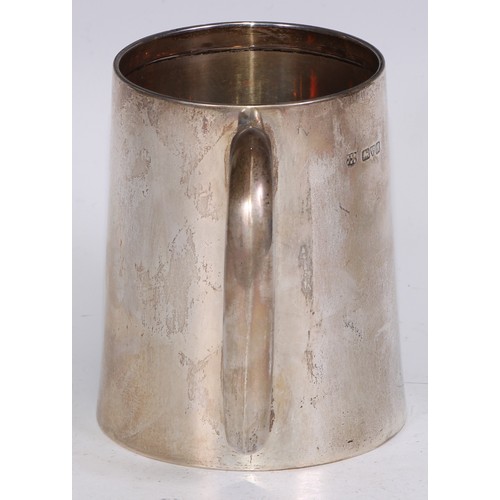 11 - A George V silver spreading cylindrical mug, quite plain, gilt interior, 11.5cm high, Chester 1917, ... 