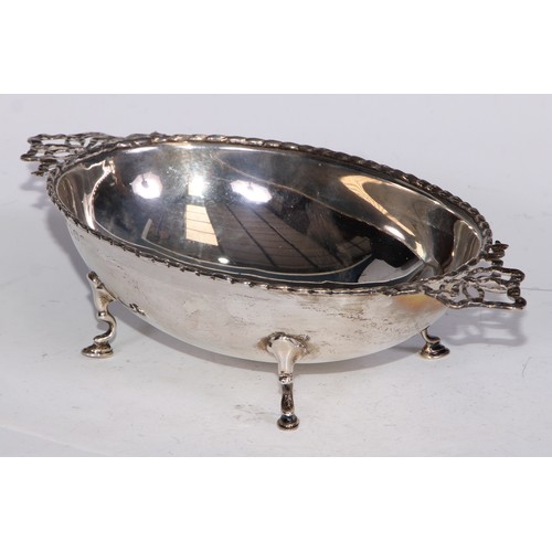 16 - A pair of Edwardian silver oval sweetmeat dishes, ribbon lug handles, hoof feet, 20cm wide, Birmingh... 