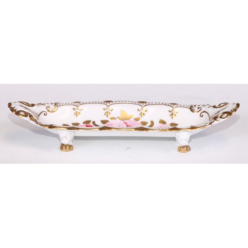 802 - A Sampson Hancock Derby shell shaped dish, decorated with roses, picked out in gilt, 18cm wide, red ... 