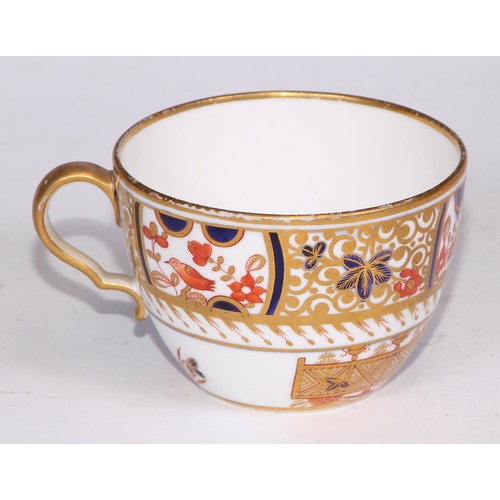 722 - A 19th century Spode bat printed coffee can; Imari cups and saucers