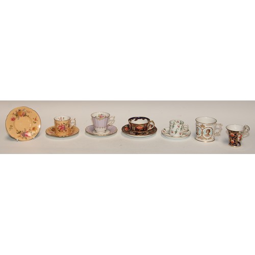 722 - A 19th century Spode bat printed coffee can; Imari cups and saucers