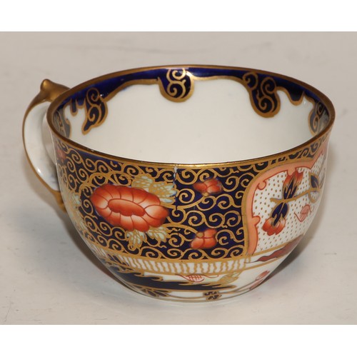 722 - A 19th century Spode bat printed coffee can; Imari cups and saucers