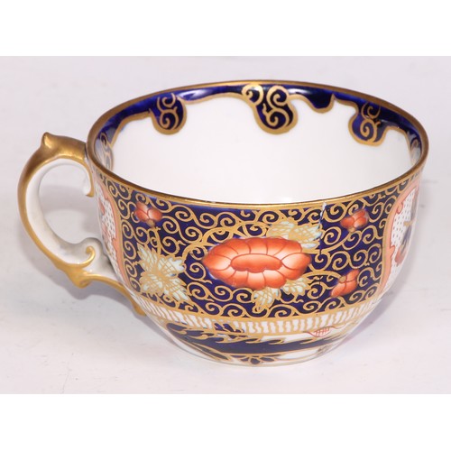 722 - A 19th century Spode bat printed coffee can; Imari cups and saucers