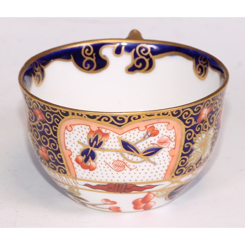 722 - A 19th century Spode bat printed coffee can; Imari cups and saucers