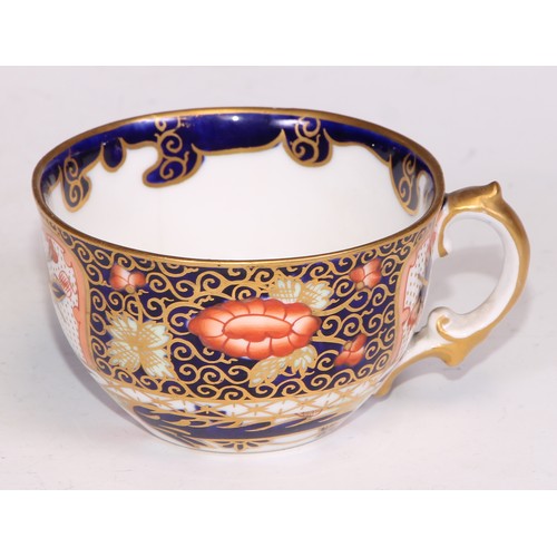 722 - A 19th century Spode bat printed coffee can; Imari cups and saucers