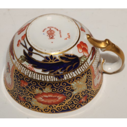 722 - A 19th century Spode bat printed coffee can; Imari cups and saucers