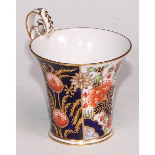 722 - A 19th century Spode bat printed coffee can; Imari cups and saucers